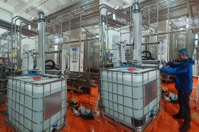 德斯威工程师赴杭州鸿H食品，高效安装调试气动摇臂机助力生产升级