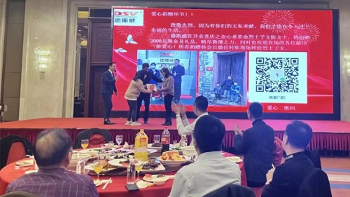 德斯威致敬英雄--看望老红军烈士家属陈阿姨