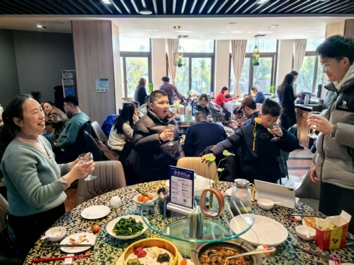 新春传温情 敬意永留存 —— 昆山德斯威开展双慰问活动